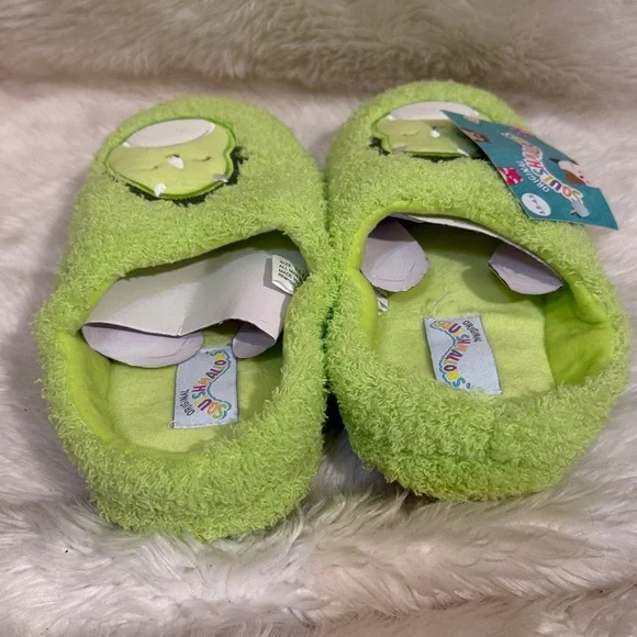 Adorable Squishmallow NWT smiley face slippers. Size youth 3.5-4.5 - Picture 2 of 6